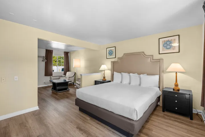 A twin queen guest room at the Rose Garden Inn in San Jose, California